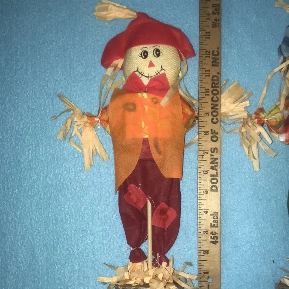 Greenbrier International Inc scarecrow table
